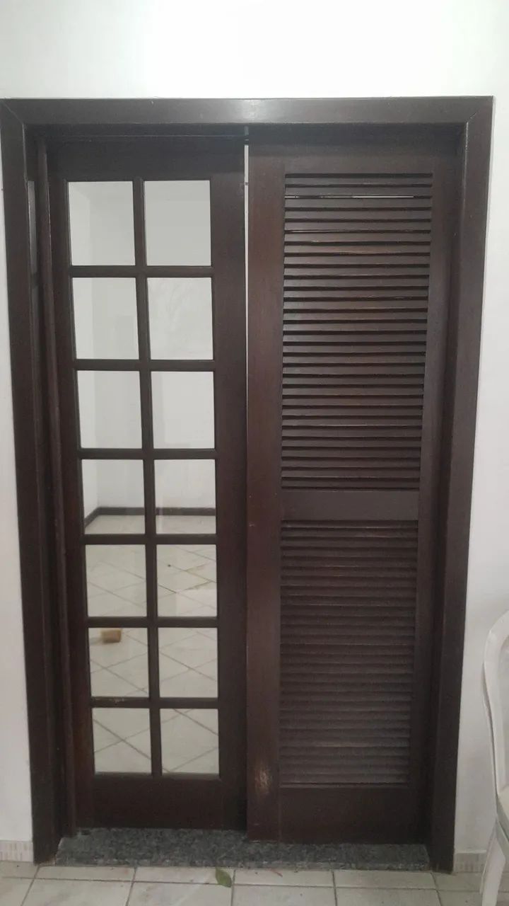 Vendo porta 1,65x2,10.  Tenho 4 unidades, todas com as forras