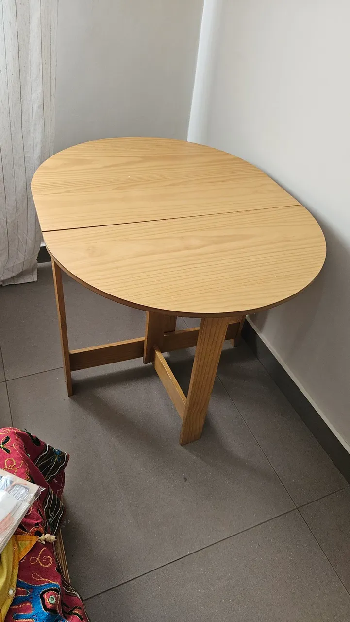 Mesa dobrável redonda de madeira Tok Stok