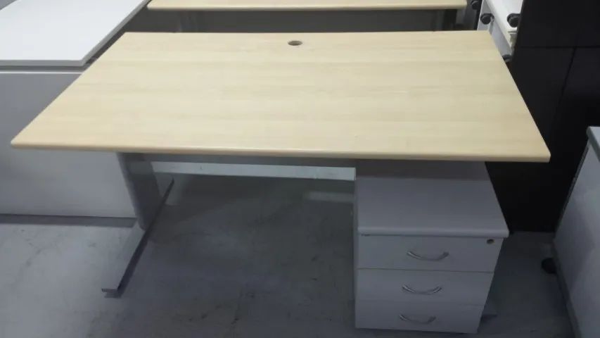 Mesa de escritório marfim pé de ferro com gaveteiro