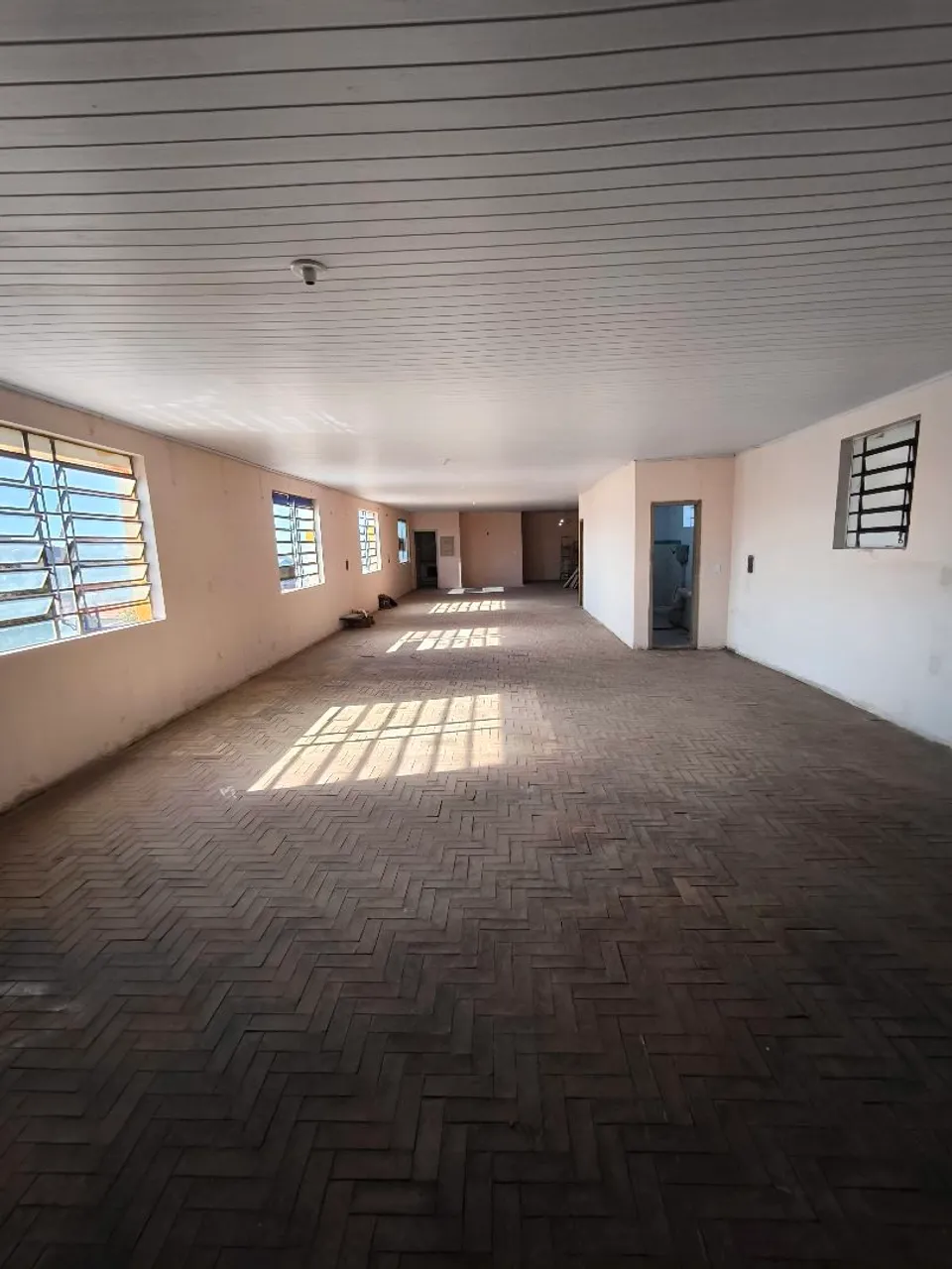Alugo sala na av minas gerais direto com o proprietário.