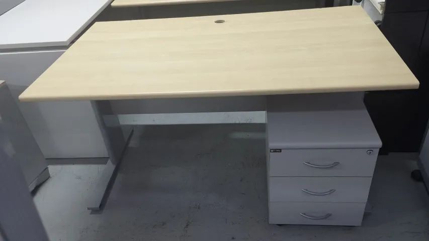 Mesa de escritório marfim pé de ferro com gaveteiro - Foto 3