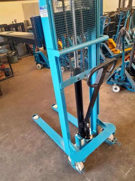 Empilhadeira Manual - Capacidade 1.0 ton.