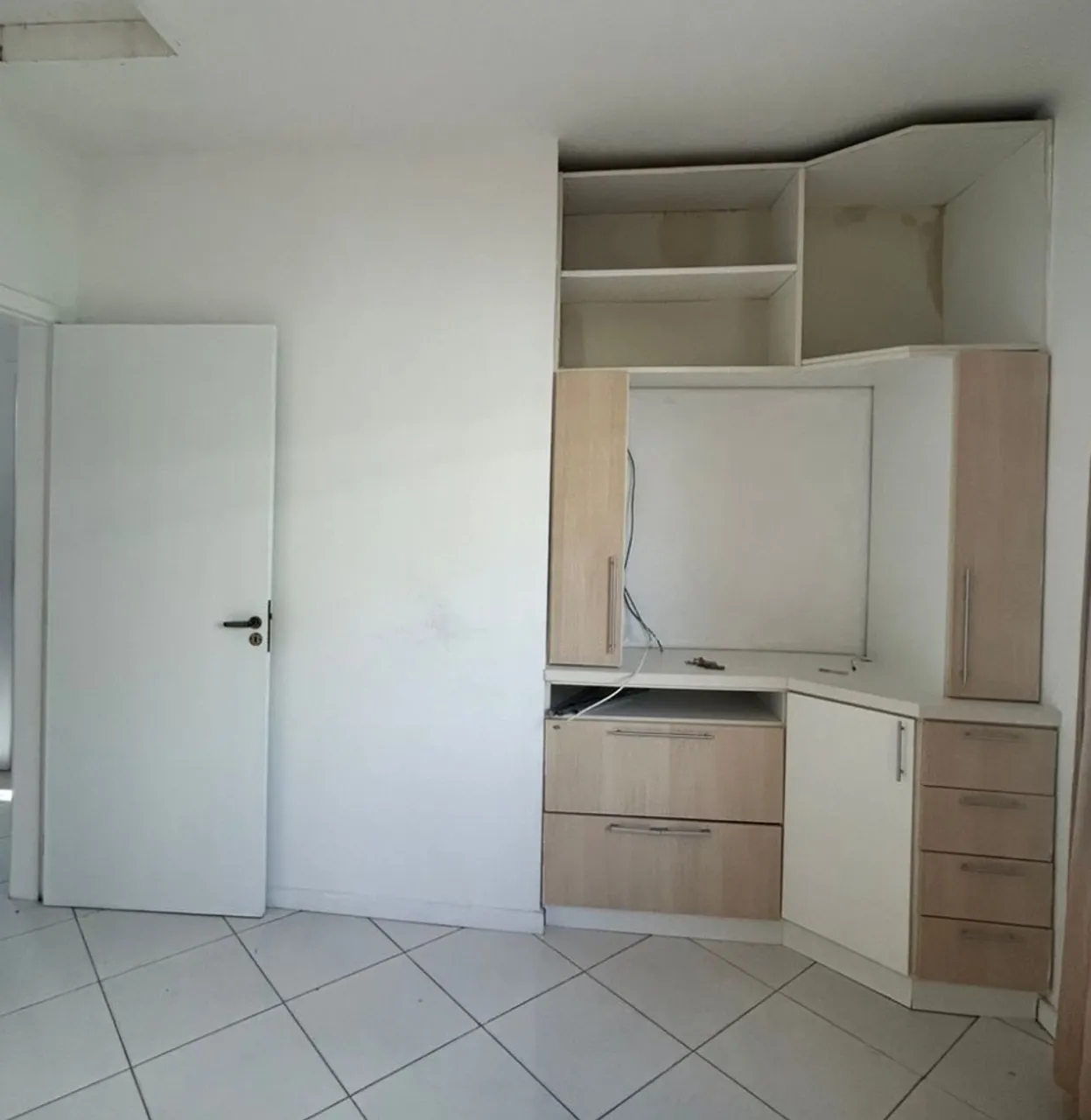 Painel com gavetas e portas