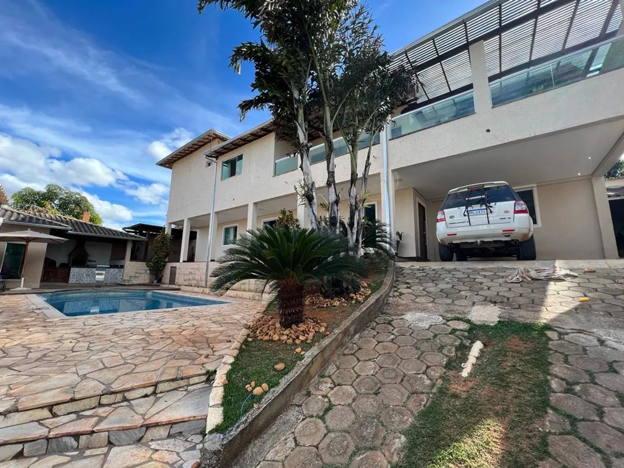 Casa para venda possui 460 metros quadrados com 6 quartos em Santa Mônica - Belo Horizonte