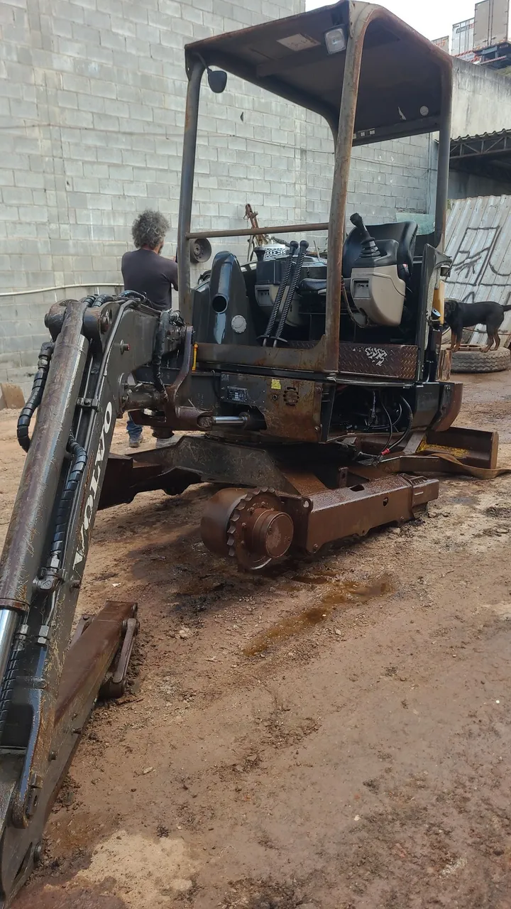 Mini Escavadeira Volvo ec 27 2010 baratooooo!!!!!!