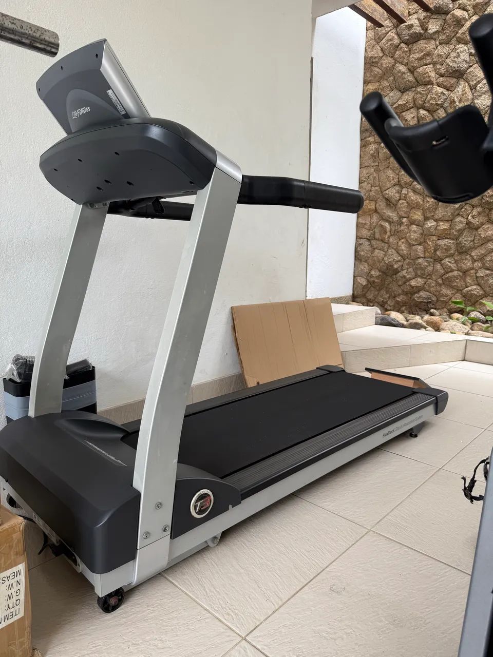 Equipamentos para academia / Studio- Esteira Life Fitness T3 - Foto 3