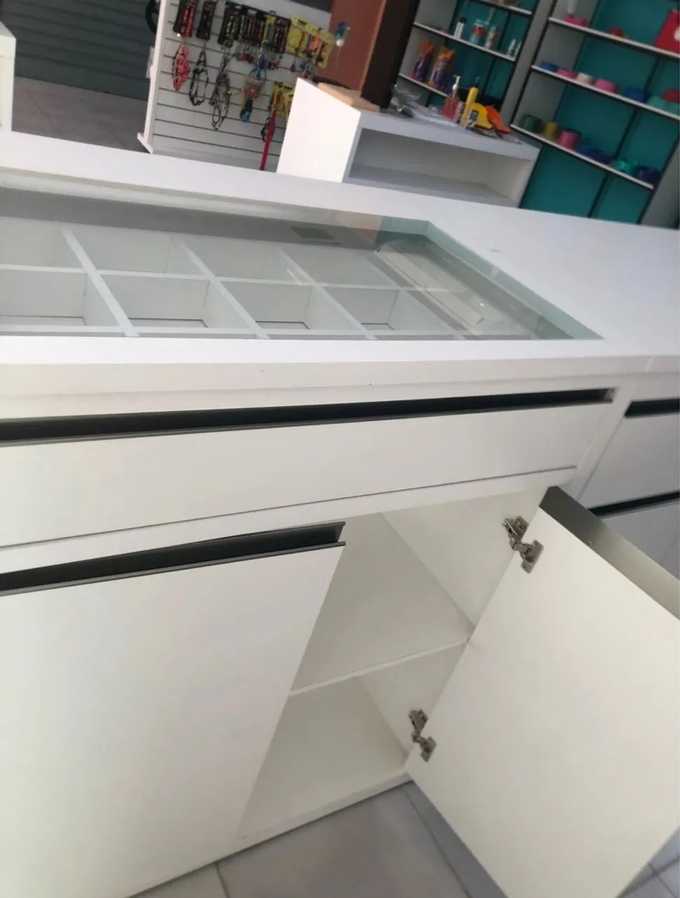 Balcão Branco com Prateleiras e Armário - Foto 4
