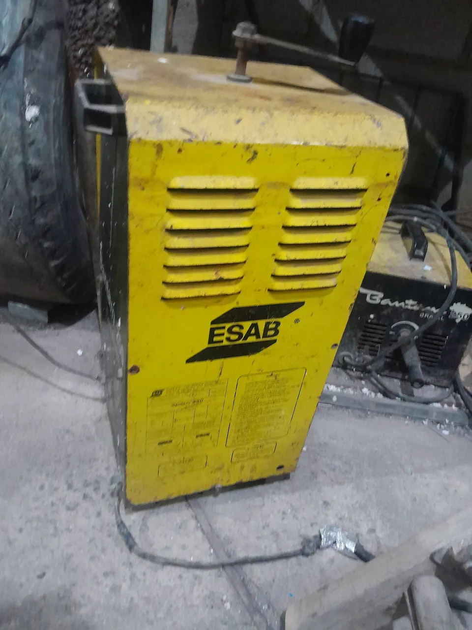 Máquina de solda ESAB usada