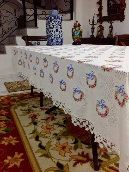 Linda Toalha de Mesa Bordada ponto cruz  - Foto 4
