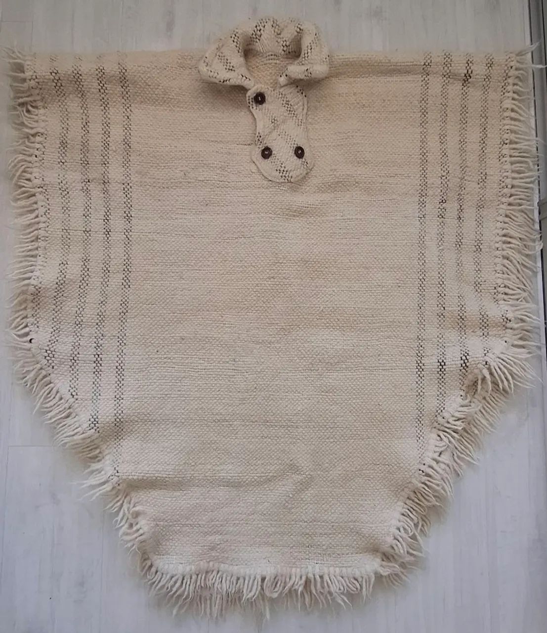 Poncho de lã artesanal bege com gola