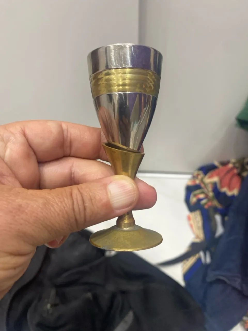 Taça de metal dourada para decoração