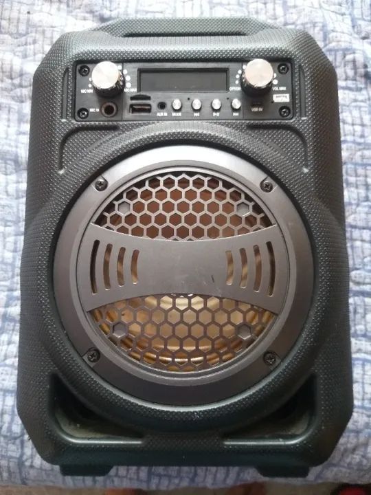 CAIXA ACUSTICA BLINDADA RESISTENTE MULTIFUNCIONAL E KARAOKE. OTIMO EQUIPAMENTO