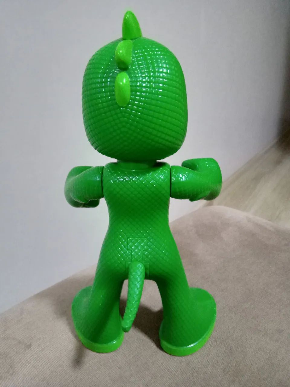 Boneco do PJ Masks - Lagartixo - 25cm - Foto 3
