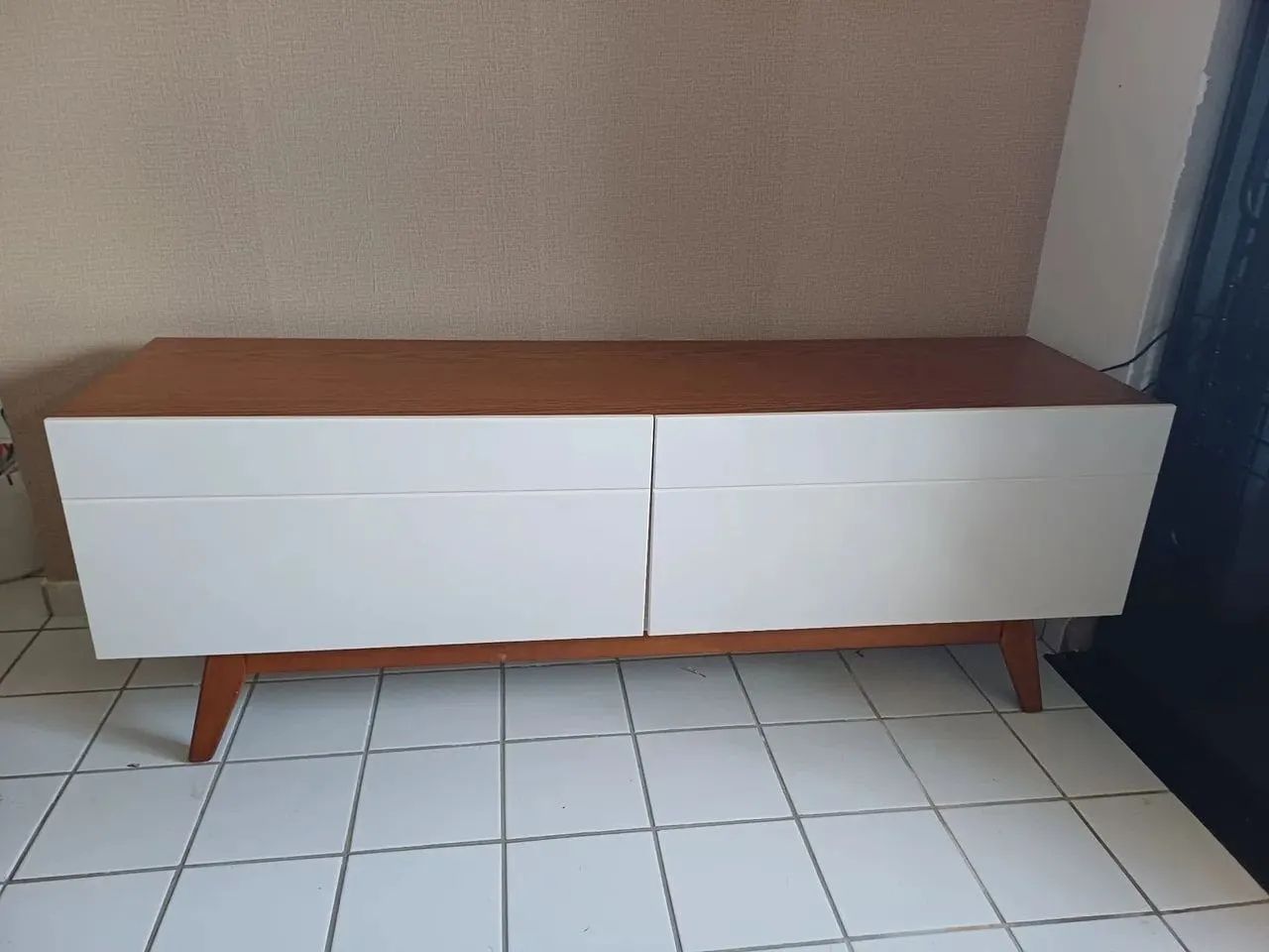 Rack para Tv na cor branca e com tampo amadeirado - Foto 5