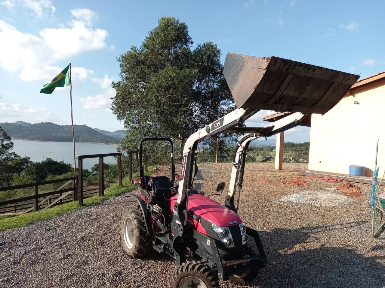 Trator Agrícola 4x4 com Pá Carregadeira - Foto 3