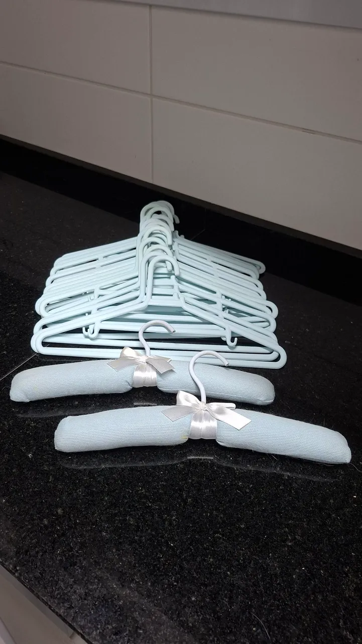 Cabides de Plástico e de Veludo Azul com Laço - Decoração e Organização