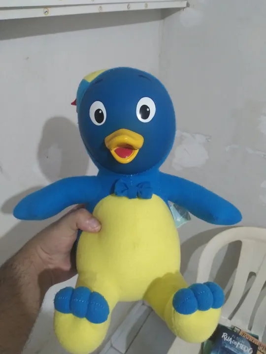 Boneco Pelúcia Azul e Amarelo (Backyardigans).