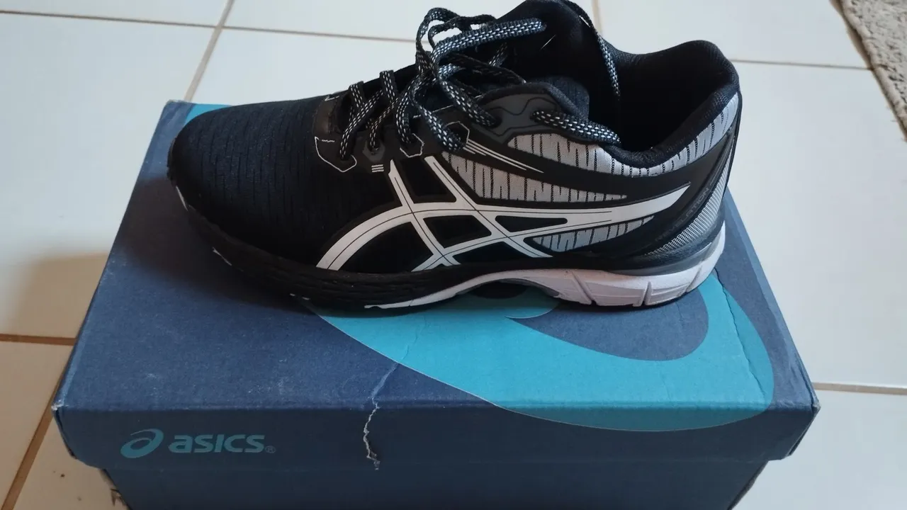 Tênis Asics para corrida e atividades físicas