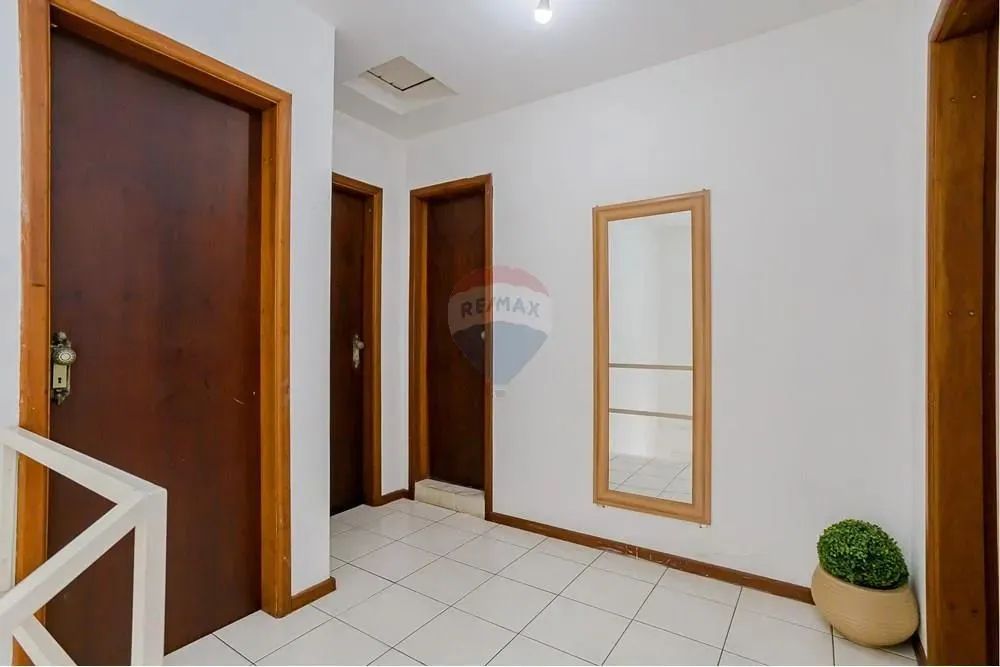 Sobrado espaçoso com 03 quartos em condomínio no Tingui