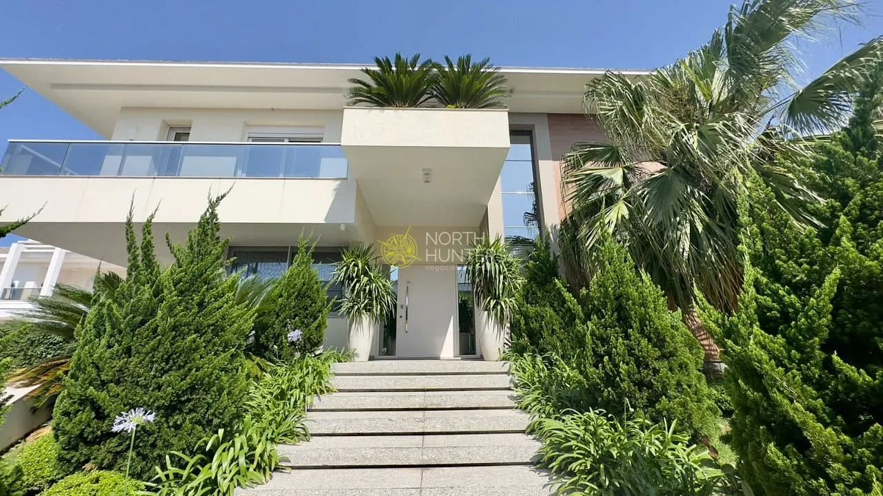 Linda casa em condominio em Jurere internacional a venda.