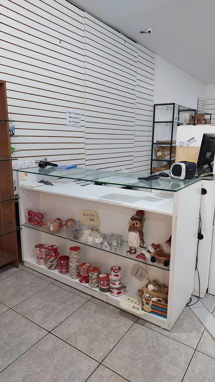 Balcão Expositor Branco com Prateleiras de Vidro