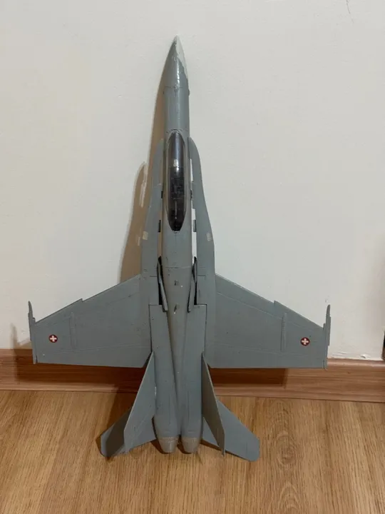 Avião F/A-18 Hornet da Suíça 55 cm comprimento