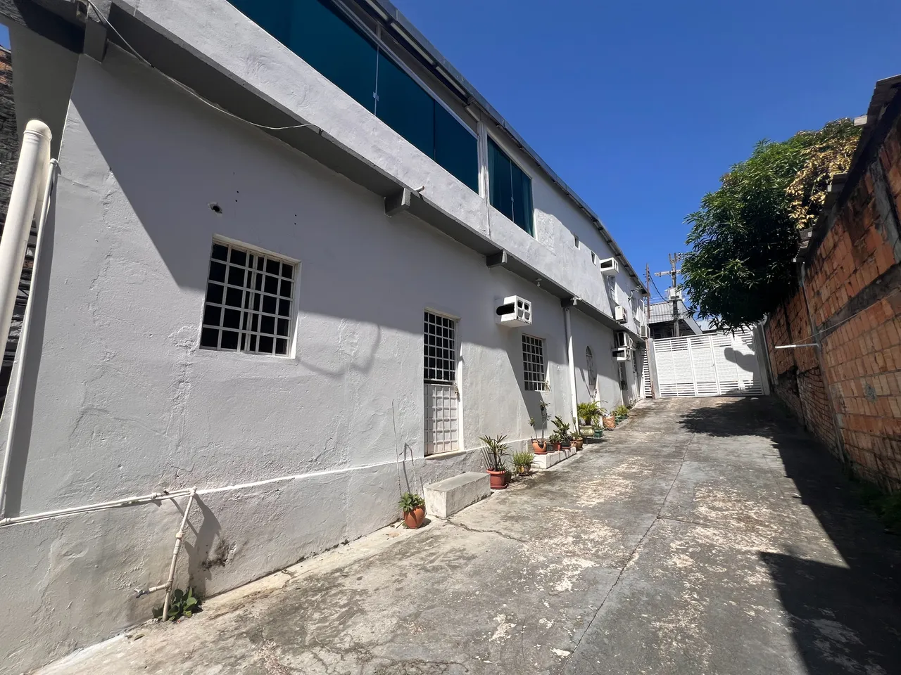Apto com 02 quartos e garagem paga água e luz.