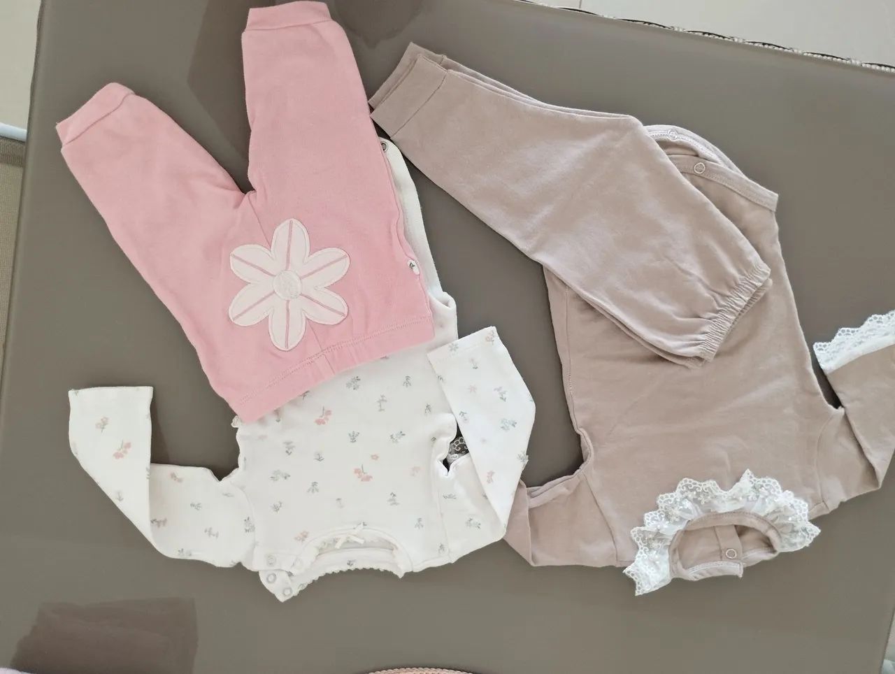 Macacão de bebê - Pêssego e Branco - Foto 3