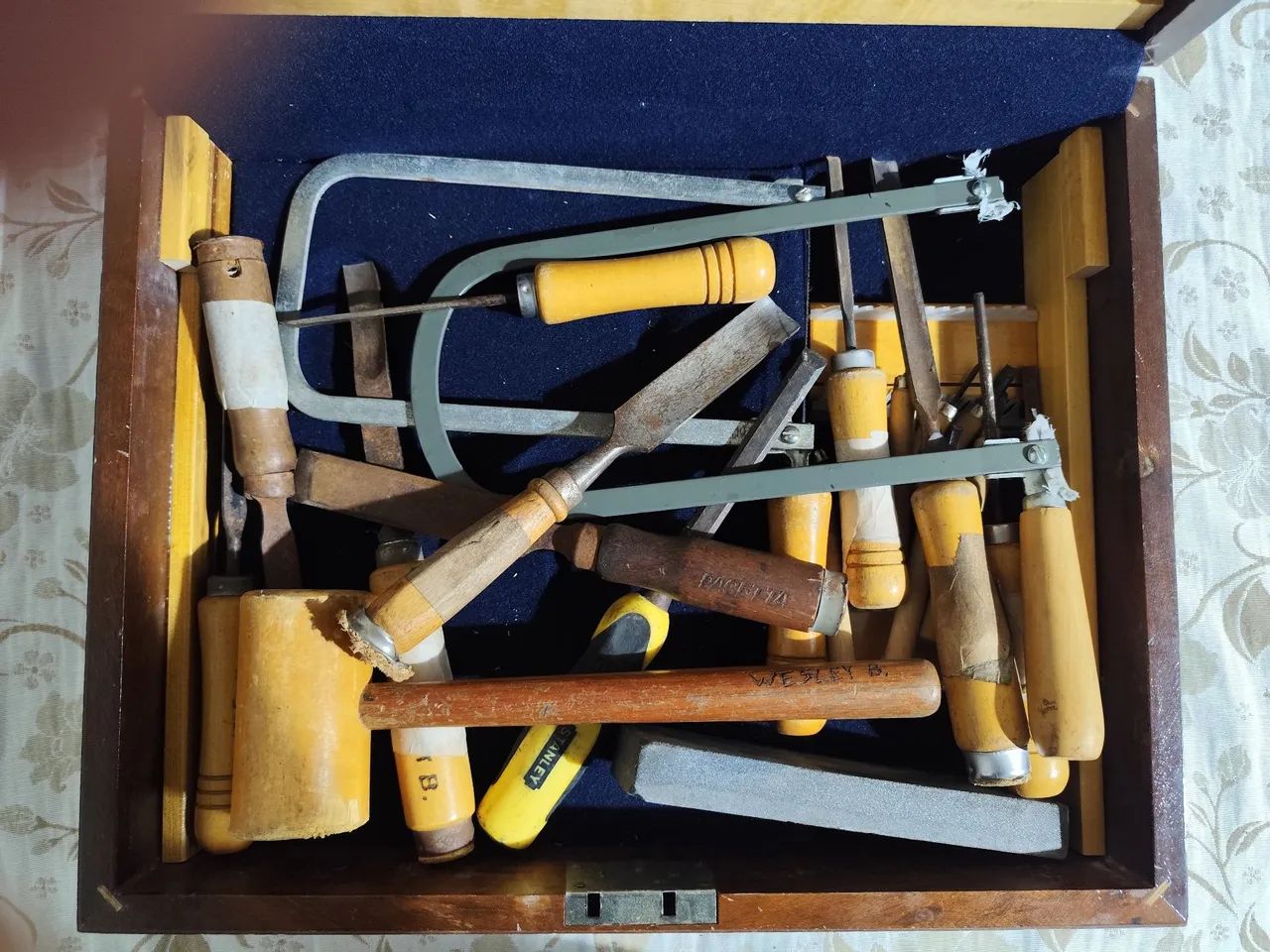 Caixa Kit de Carpintaria. Goivas, formões, marreta, serras + Brinde - Foto 2