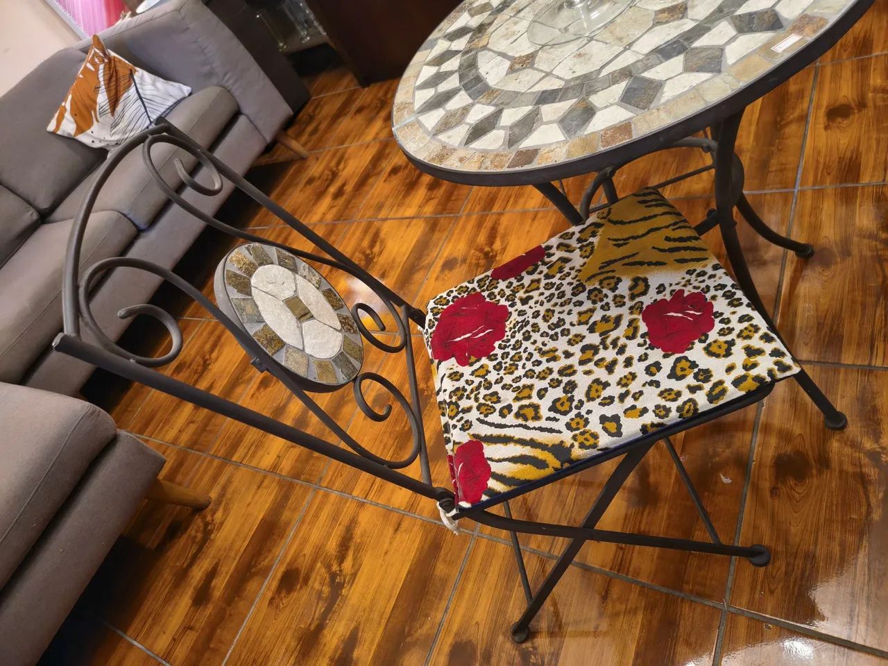 Mesa de jardim de ferro com 2 cadeiras dobráveis  - Foto 4