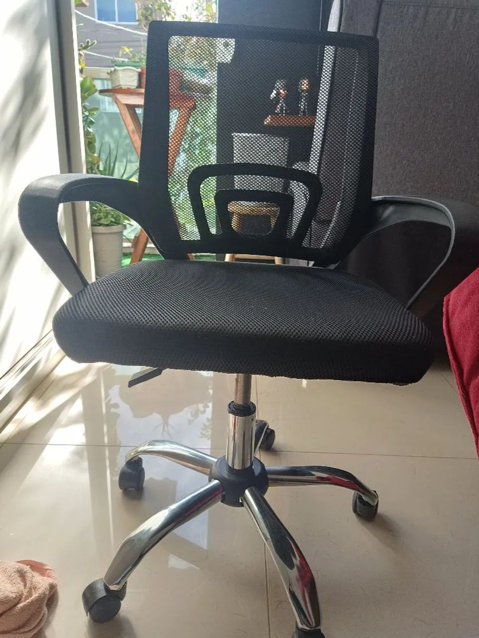 Cadeira Escritório Preta Estofado Base Giratória Tela Mesh