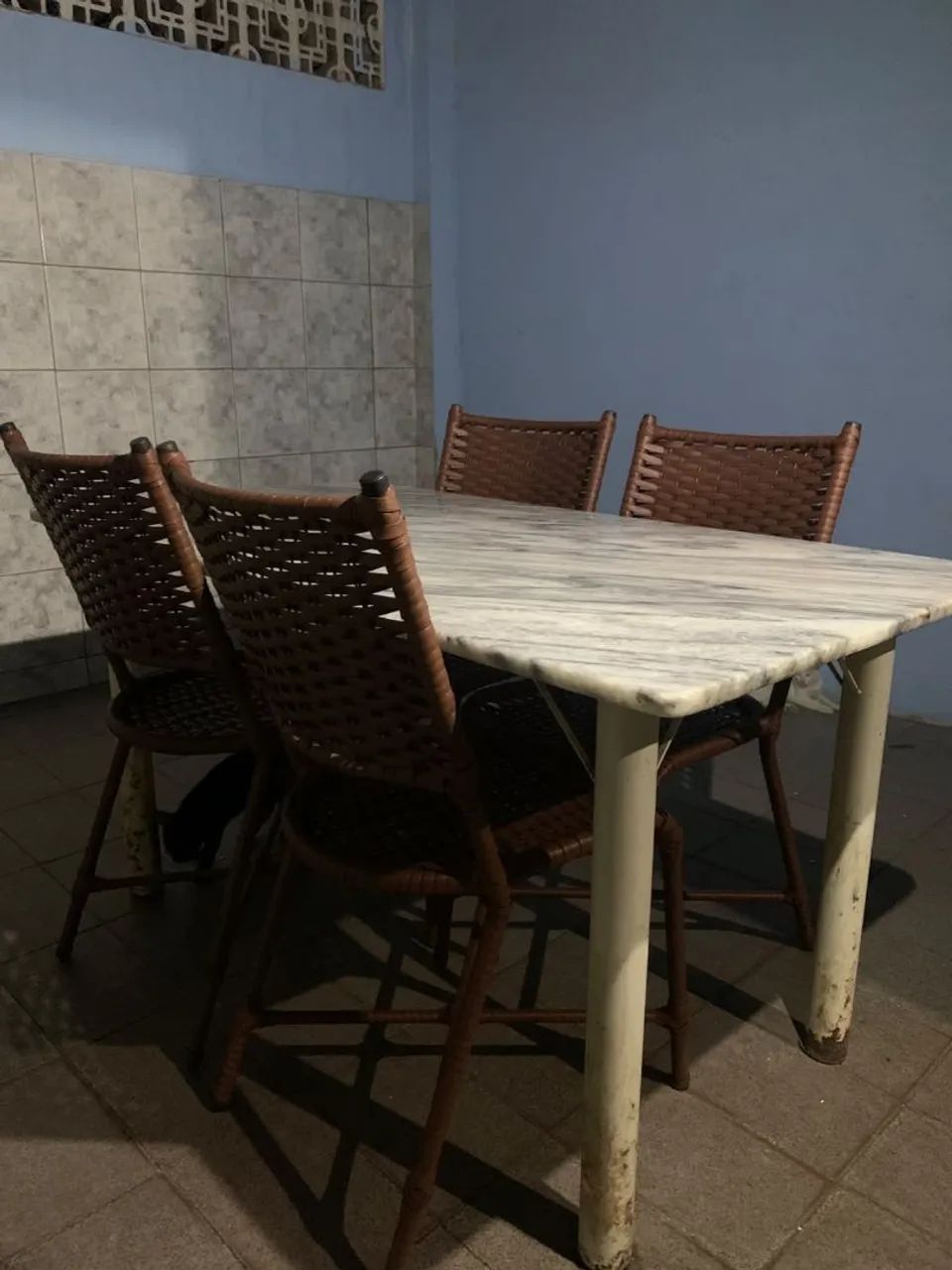 Mesa com tampo de mármore,seis cadeiras. - Foto 2