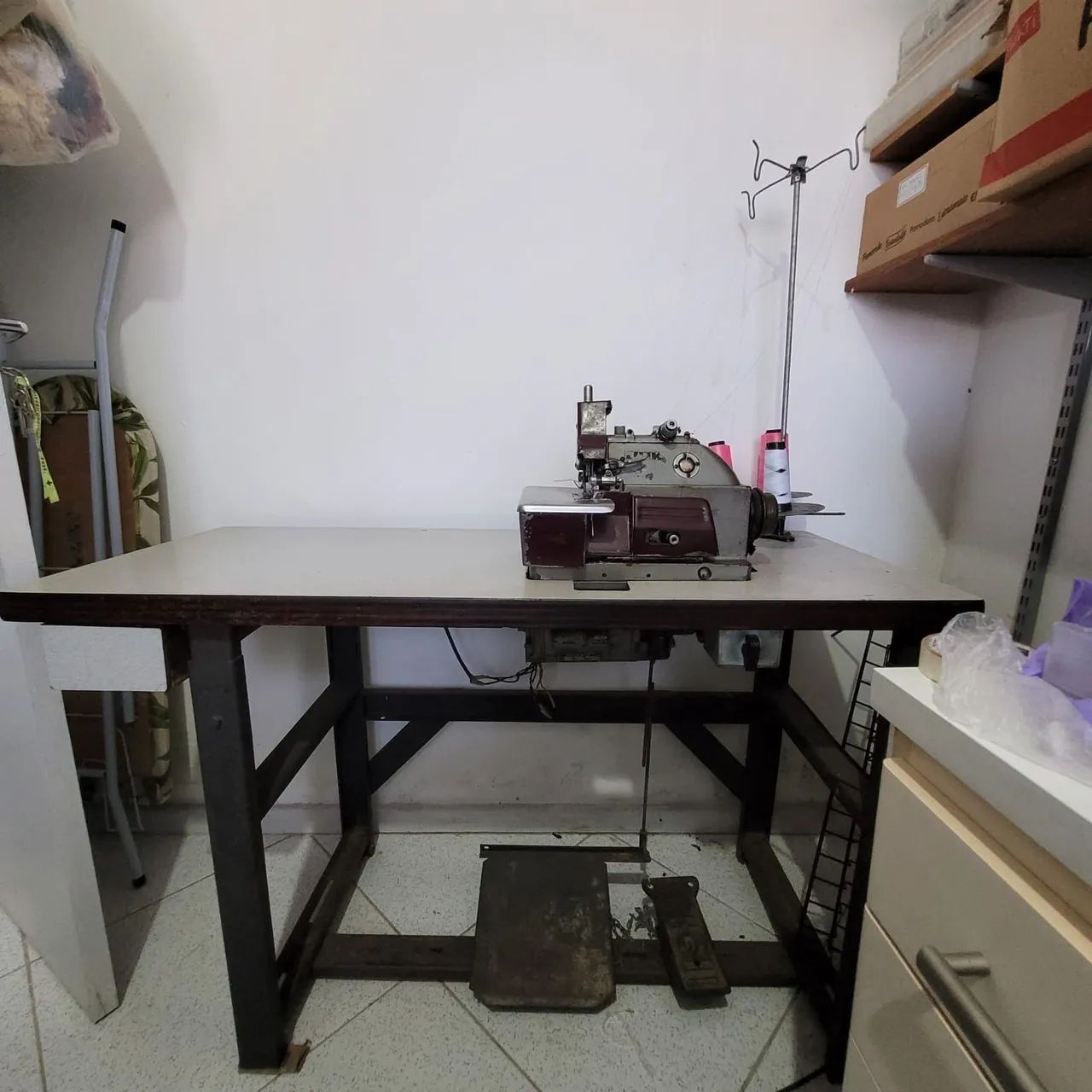 Máquina de costura overlock juki industrial (mesa + máquina)