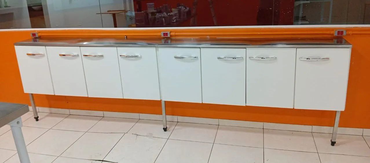 Mesa de inox com portas de madeira