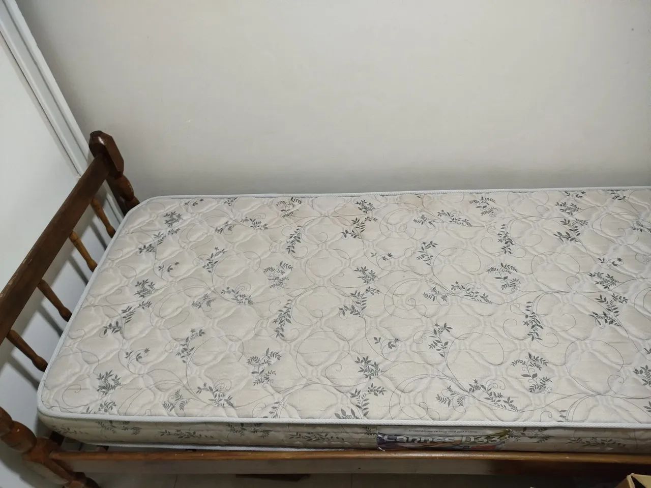 Vendo cama de solteiro com colchão de espuma.
