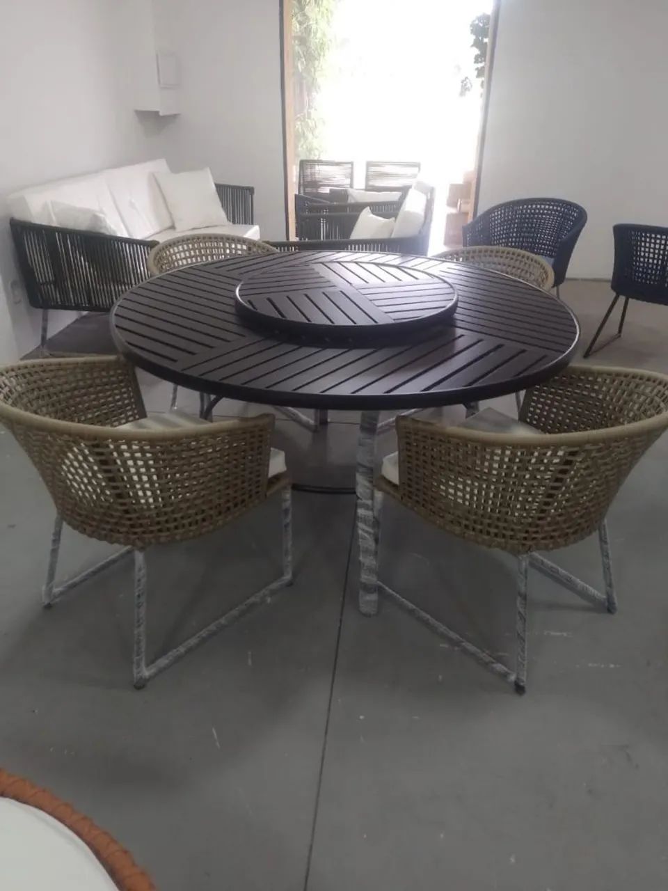 Mesa ripada em aluminio com tampo giratório 