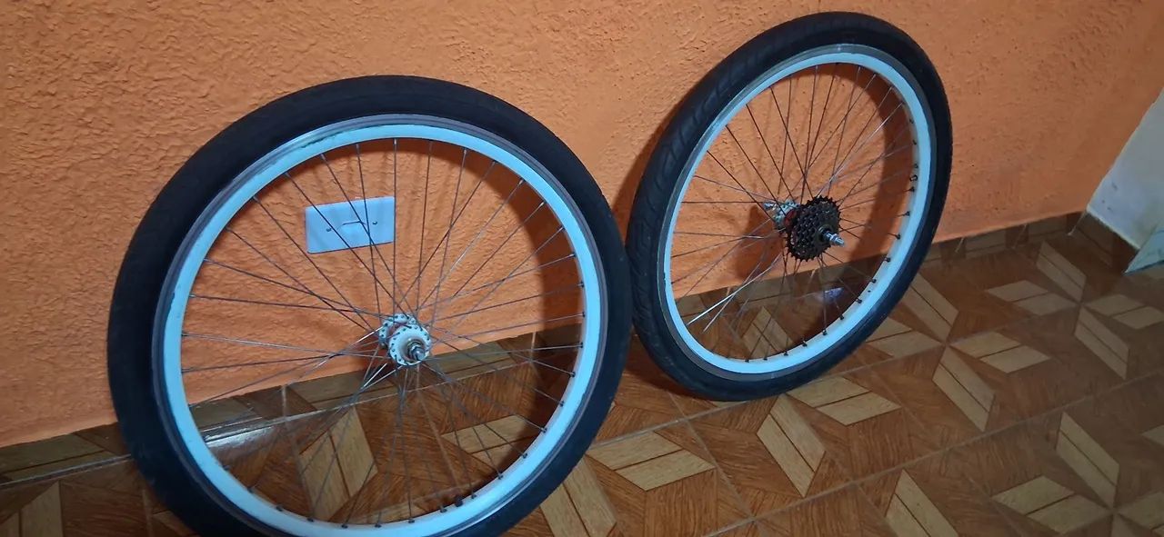 Par de roda v-max branco e em ótimo estado com pneu e camera!? - Foto 2