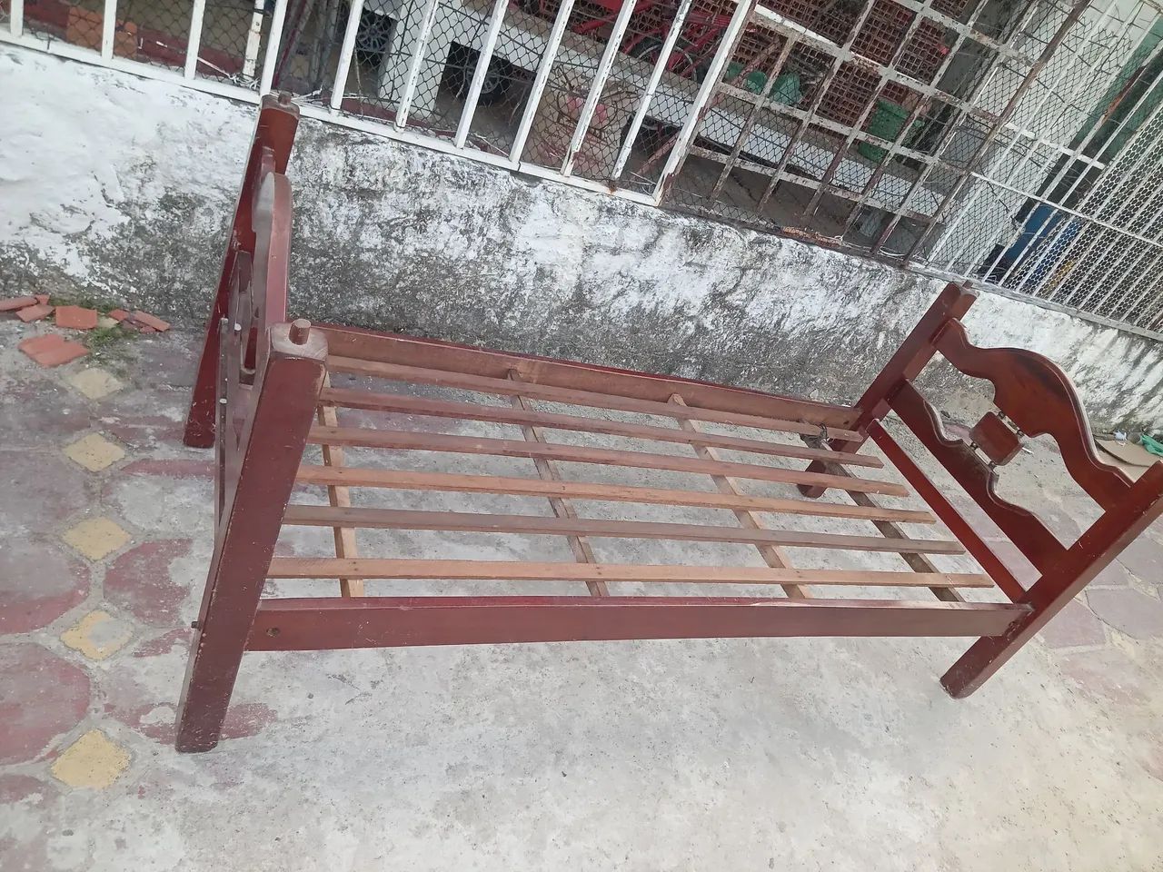 VENDO UMA CAMA DE SOLTEIRO MADEIRA MACICA - Foto 3