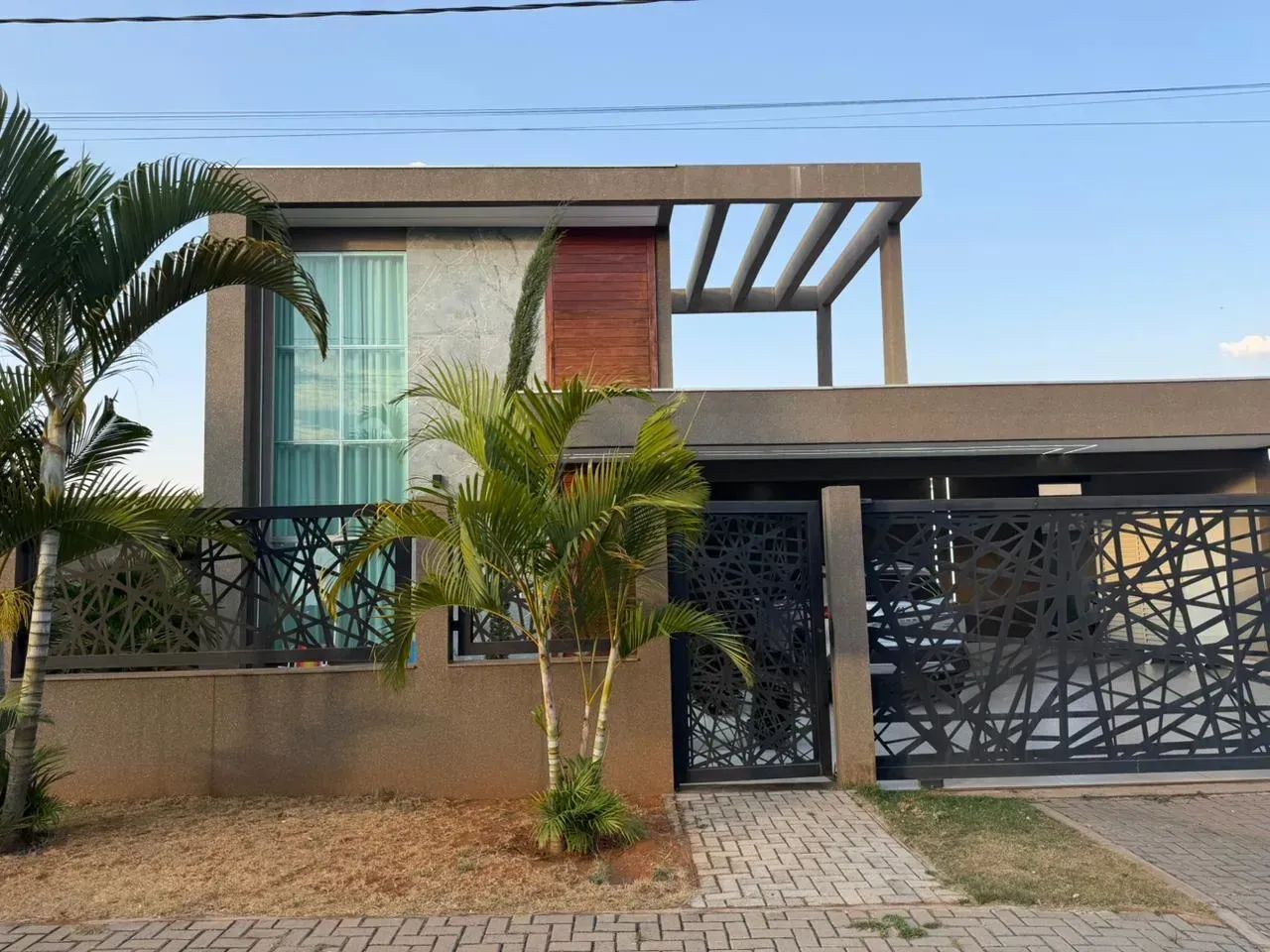 Imóvel Exclusivo e Único com 3 Suítes, Escritório e Jacuzzi de Grande Porte