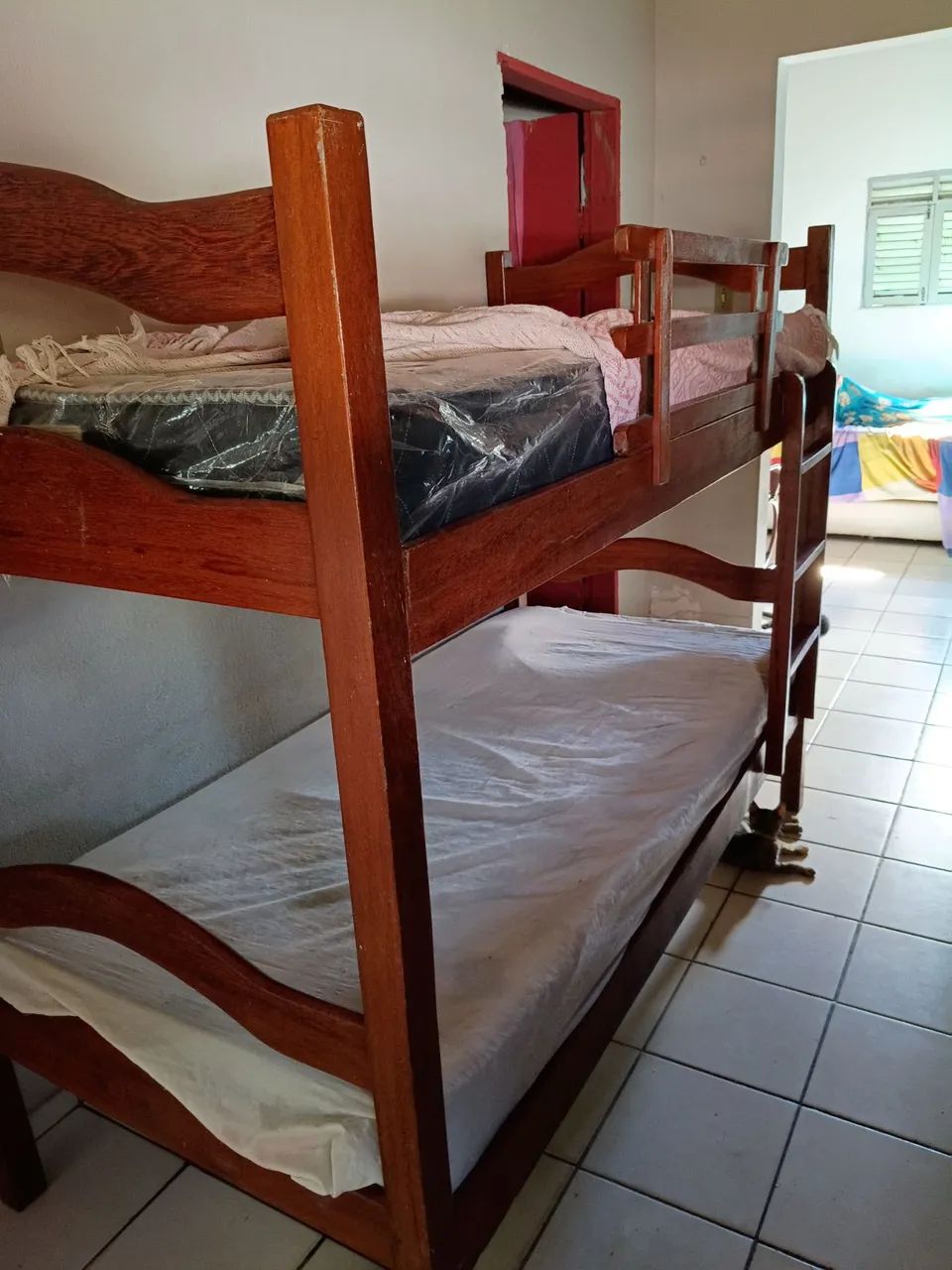 Vendo cama beliche de madeira legítima com colchões novos. - Foto 2