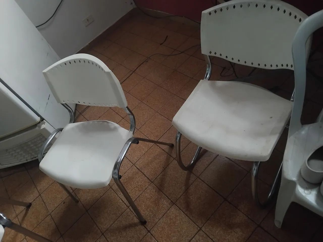 Mesa de plástico com 04 cadeiras - Foto 4