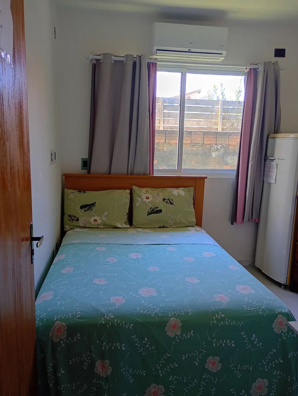 Aluga-se um quarto para moça estudante