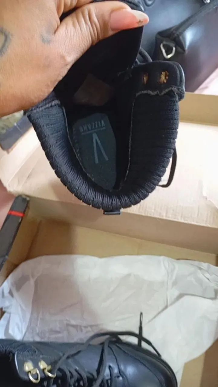 Bota preta semi nova, ótimo material  - Foto 4