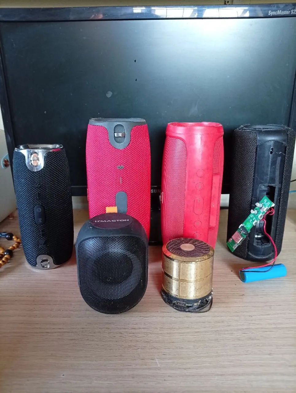 Lote B com 6 caixas de som Bluetooth com defeito 