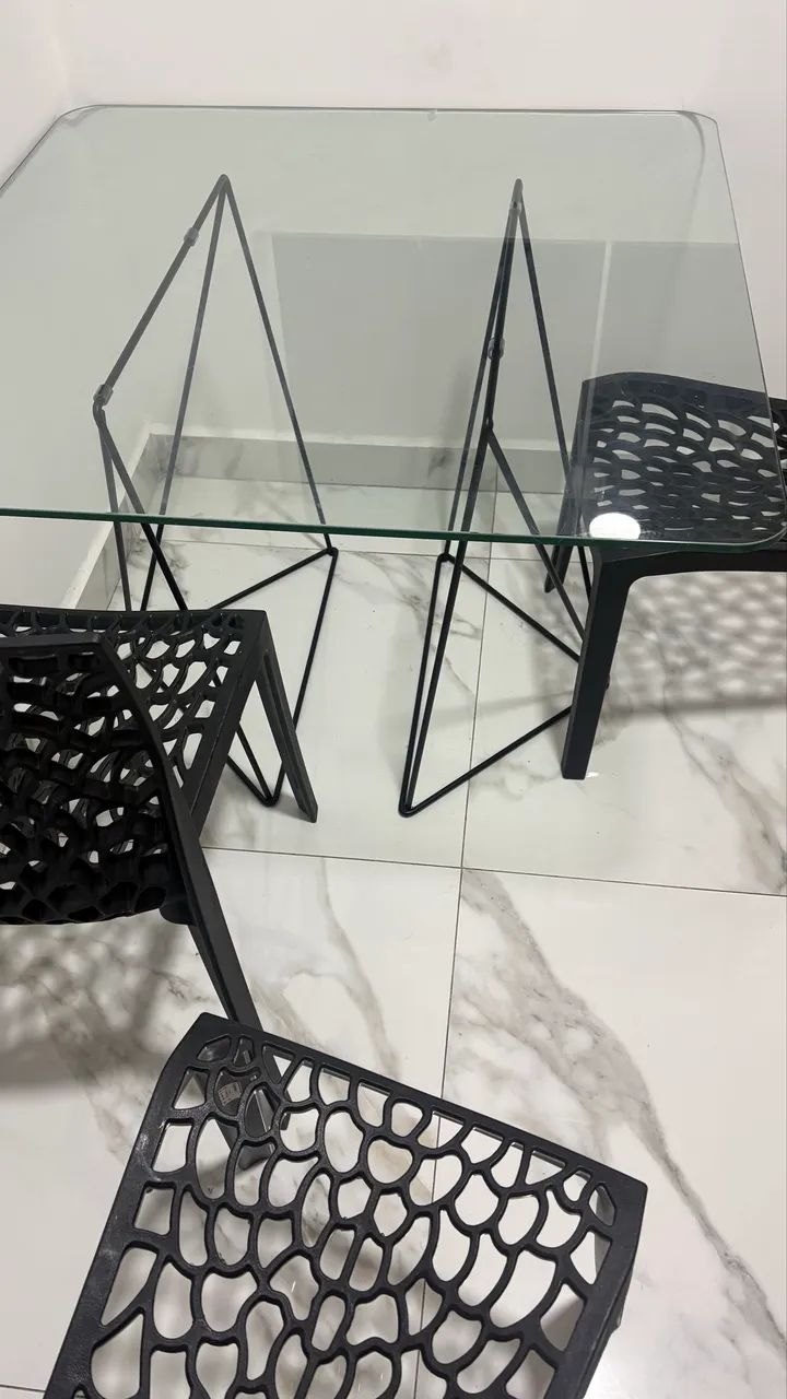 Mesa 6 lugares com 4 cadeiras