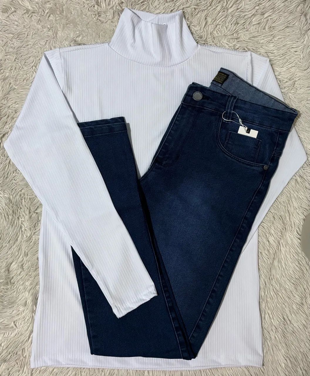 Kit Camisa Gola Alta e Calça Jeans 