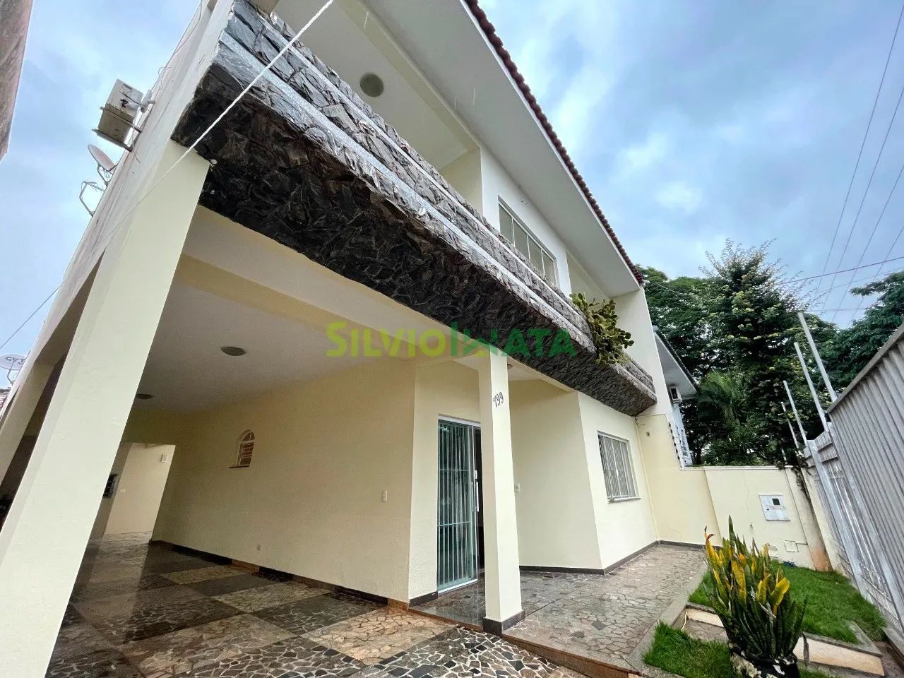 EXCELENTE SOBRADO, 04 QUARTOS SENDO 01 SUÍTE PARA MORAR, PRÓXIMO BOSQUE II, ZONA 02 - Foto 2