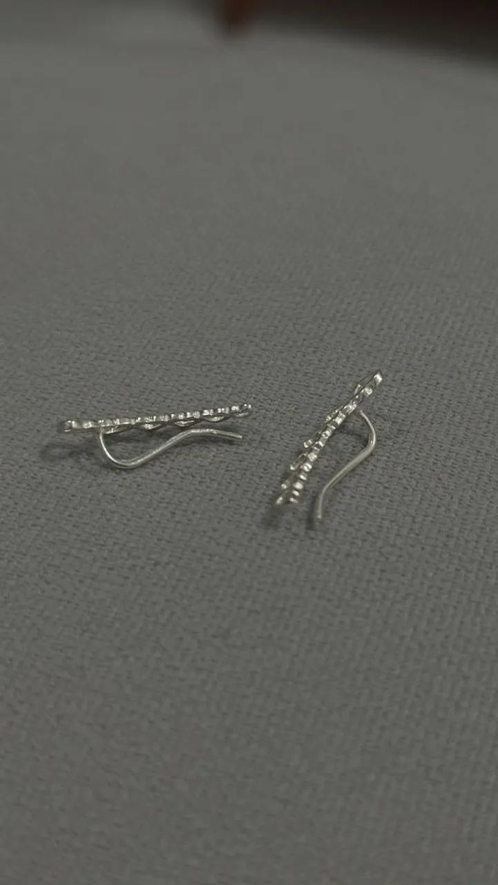 Ear cuff prata com corações  - Foto 3