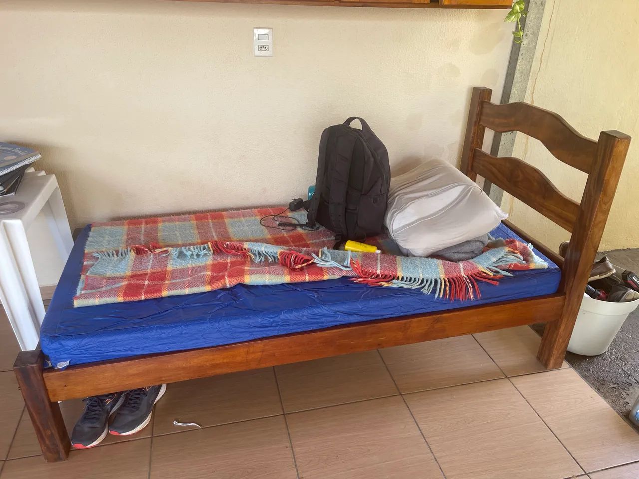 Cama de madeira maciça 