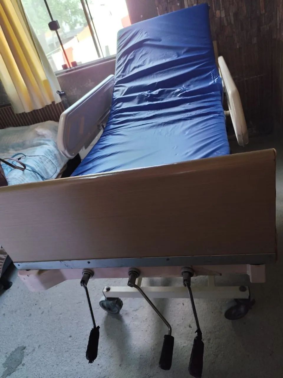 Vende-se cama hospitalar com colchão  - Foto 4